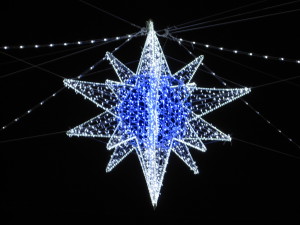 Stella 3D tre metri per tre con 26 punte di colore bianco e blu