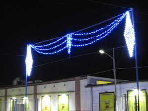 Ingresso con prismi e luci blu ad unirli
