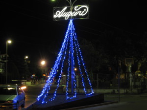 Albero di luci blu su spartitraffico