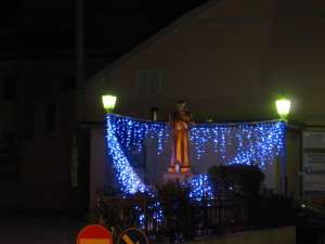 Abbellimento statua Padre Pio