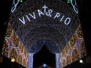 Tunnel di luci bianche e scritta