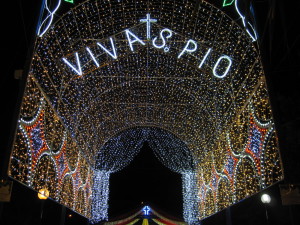 Tunnel di luci calde e scritta