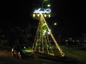 Albero di luci dorate su spartitraffico