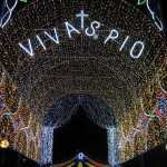 Tunnel di luci calde e scritta